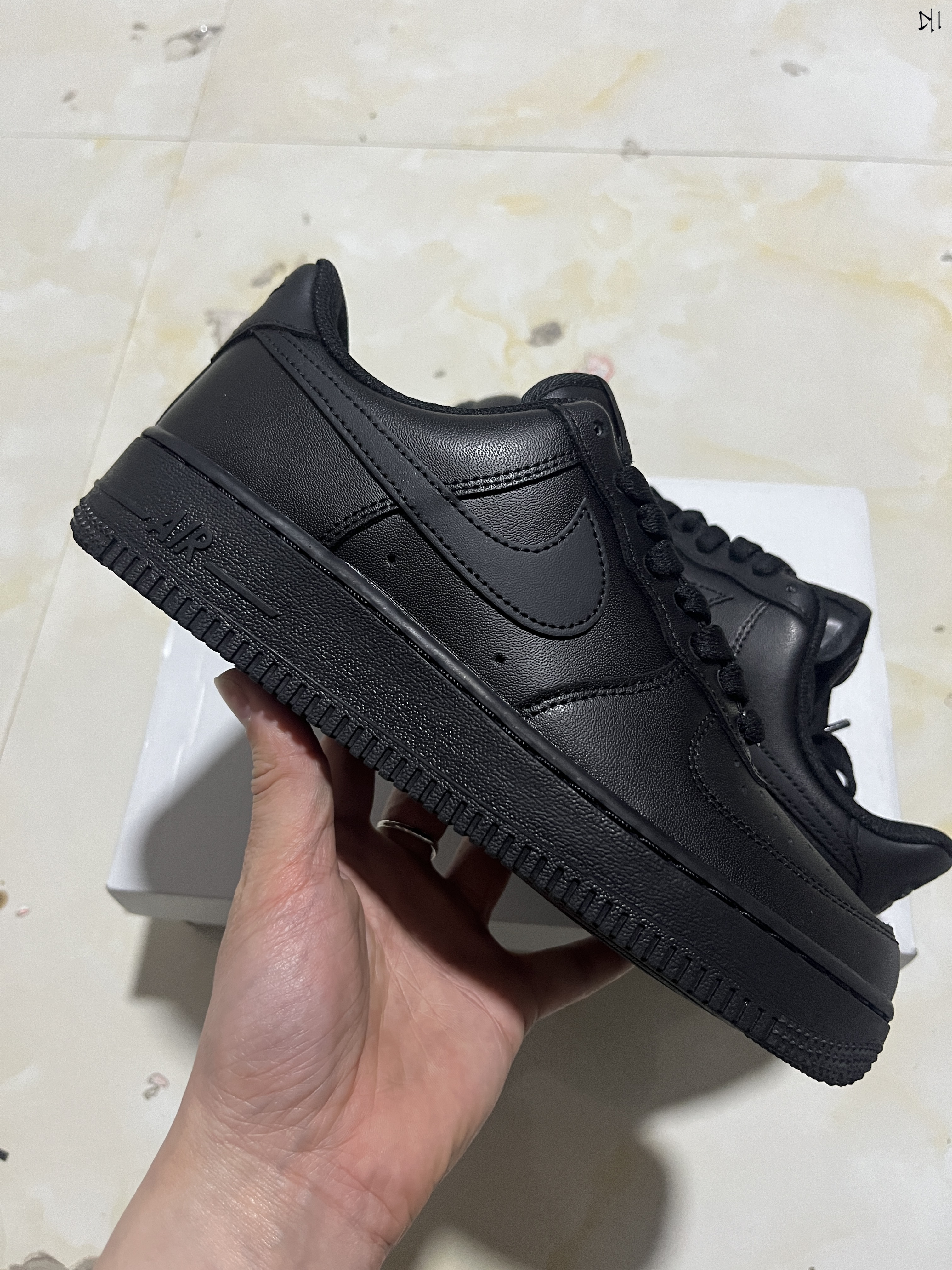 AF1 B
