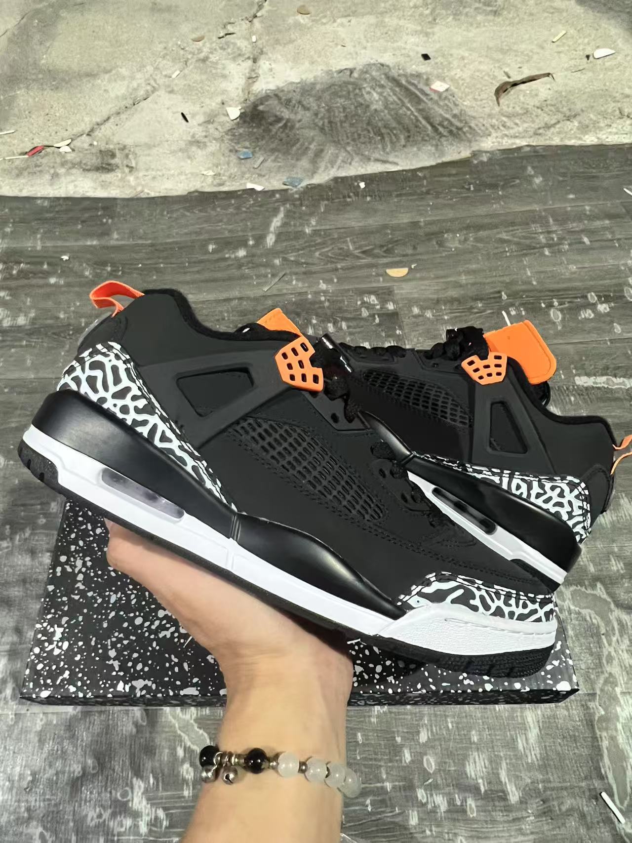 X2-Jordan Spizike Low “Halloween”