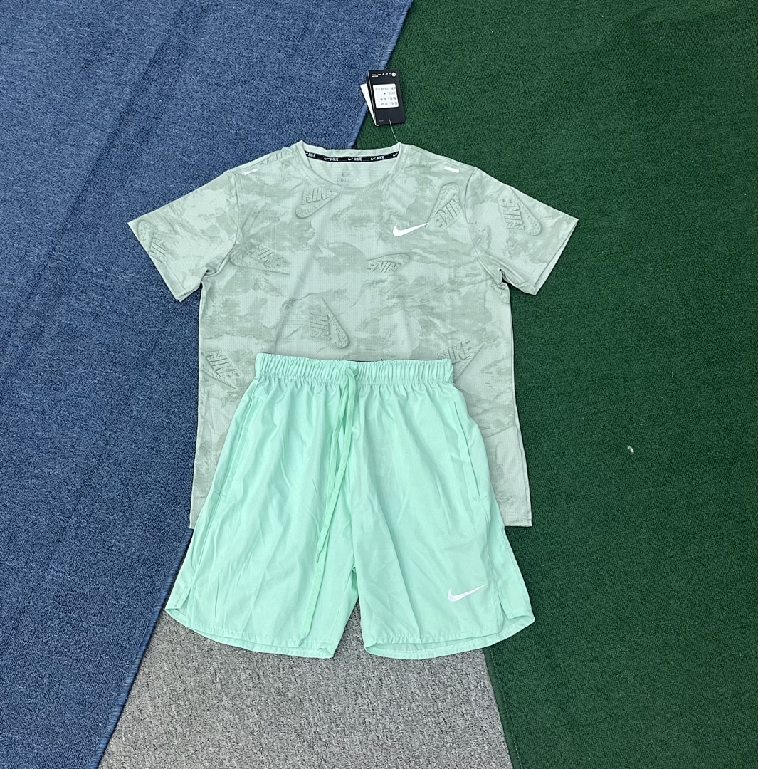 Sportswear Club Tee V174