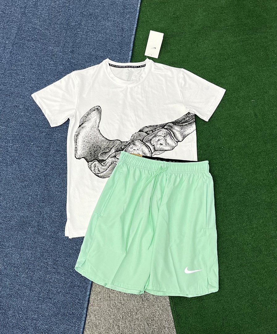 Sportswear Club Tee V198