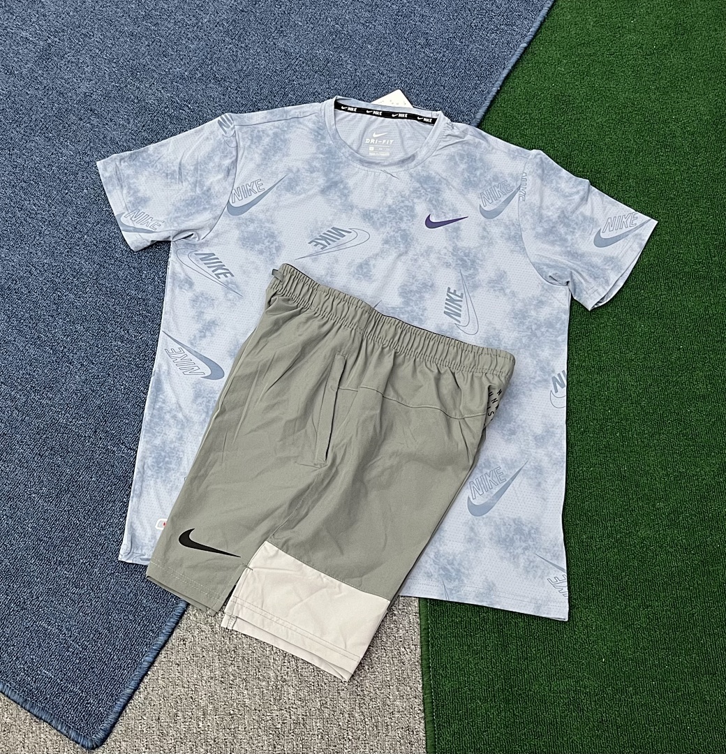 Sportswear Club Tee V218