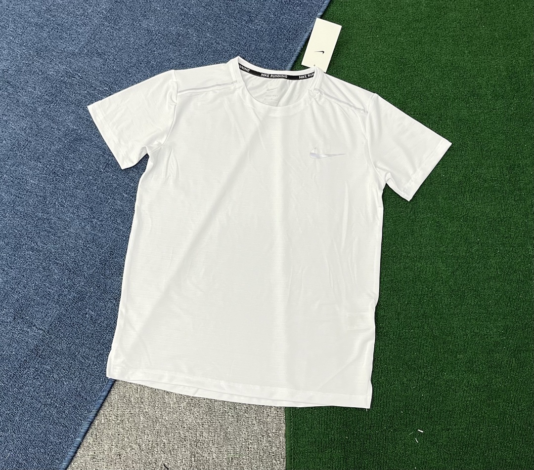 Sportswear Club Tee V231