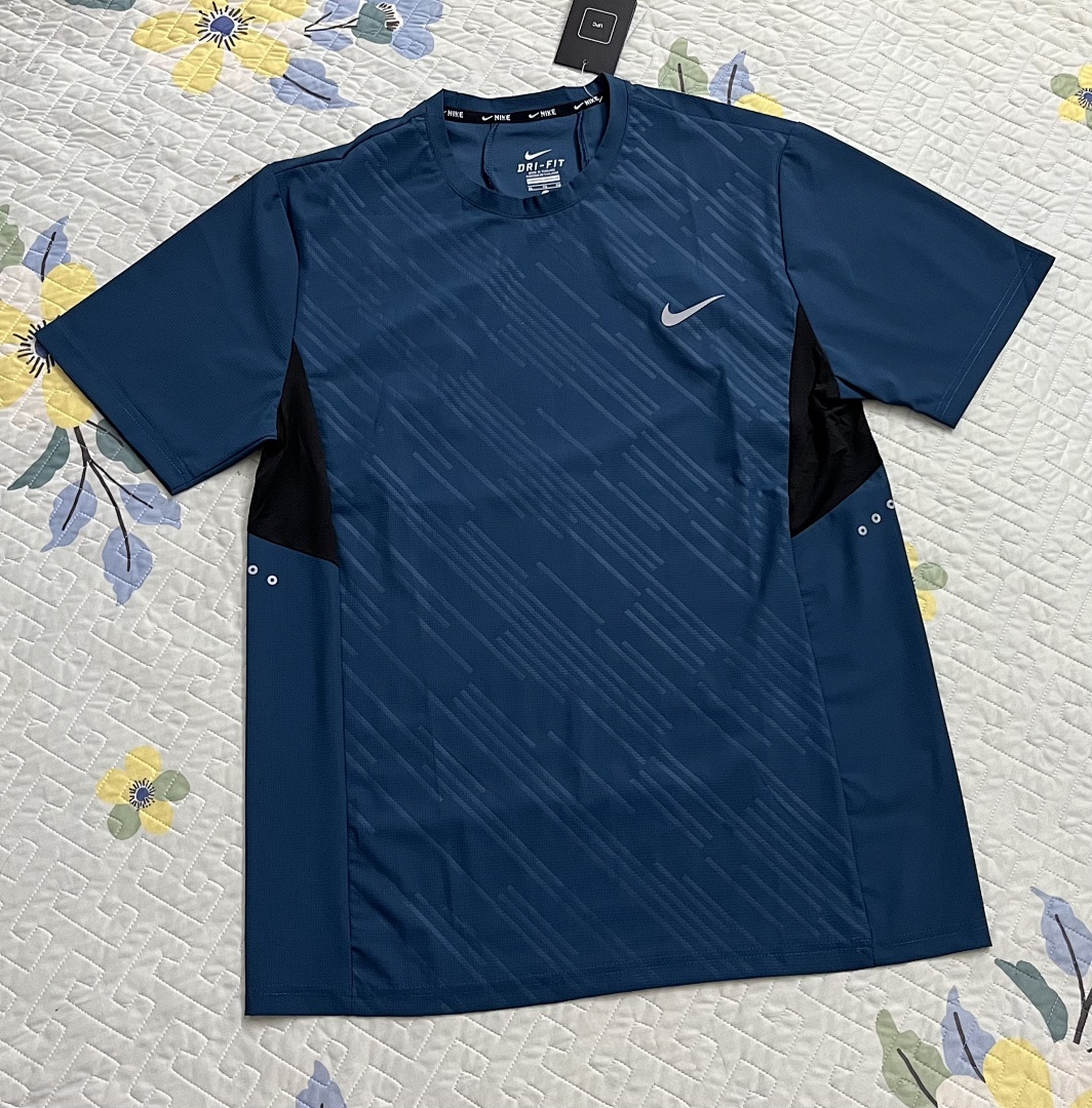 Sportswear Club Tee V266