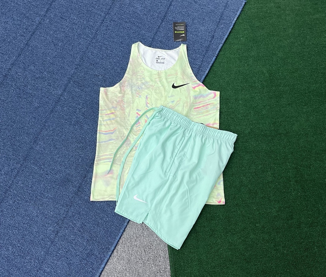 Sportswear Club Tee V308