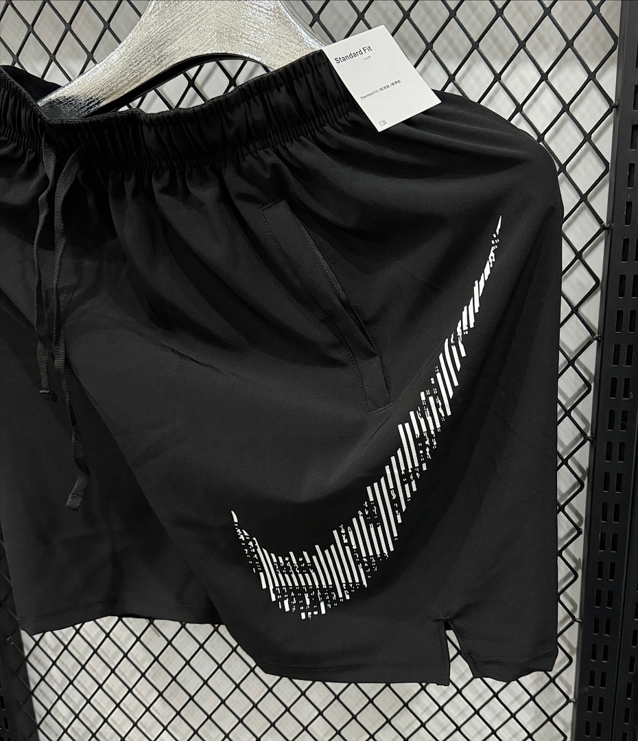 Sportswear Club Tee V322